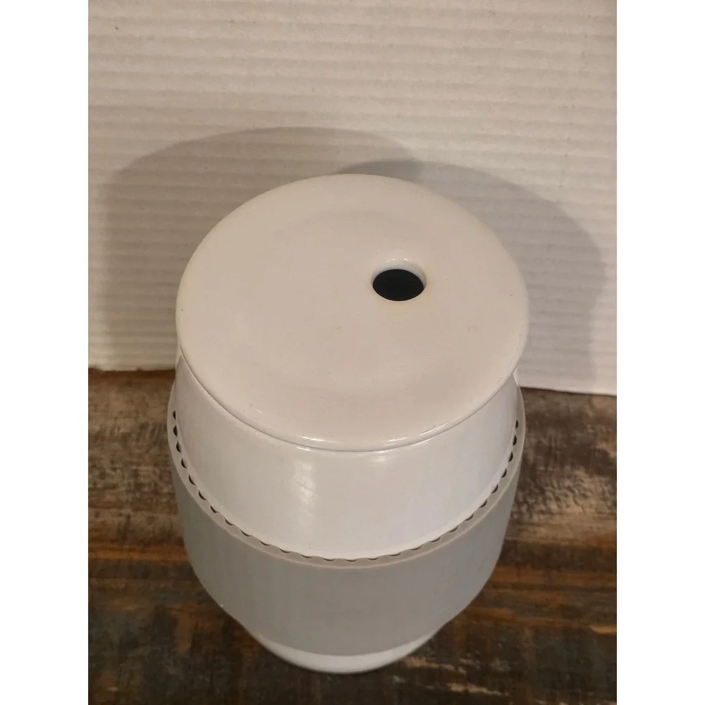 Pampered Chef White Ceramic Garlic Keeper Vented Lid Gray‎ Silicone Sleeve 19C
